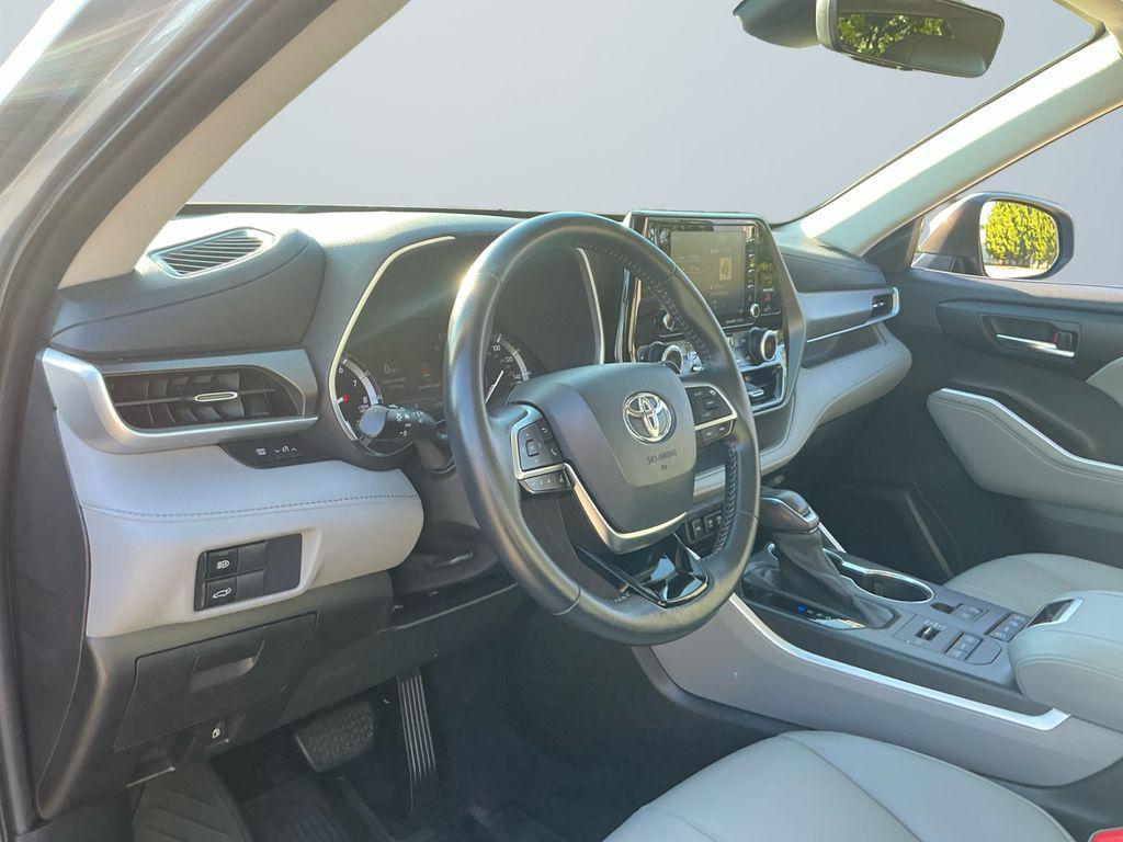 used 2021 Toyota Highlander car, priced at $31,000