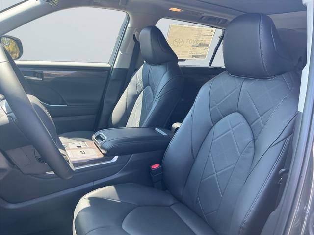 new 2025 Toyota Highlander Hybrid car, priced at $57,072