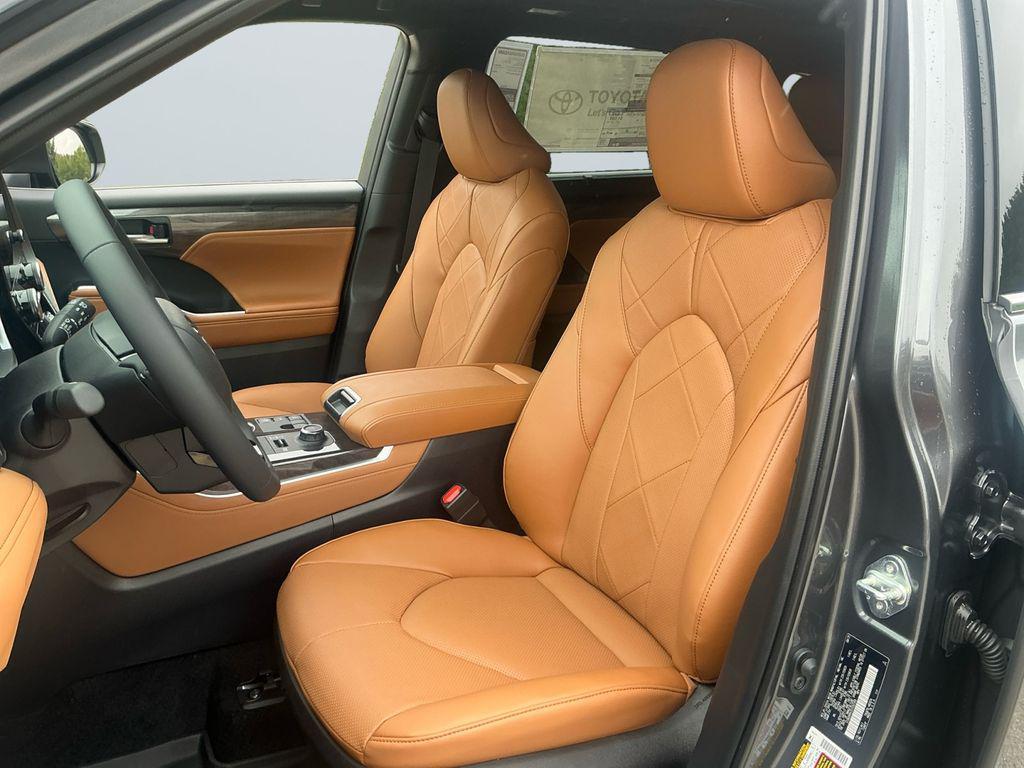 new 2025 Toyota Highlander car, priced at $55,197