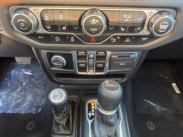 new 2025 Jeep Gladiator car, priced at $42,870