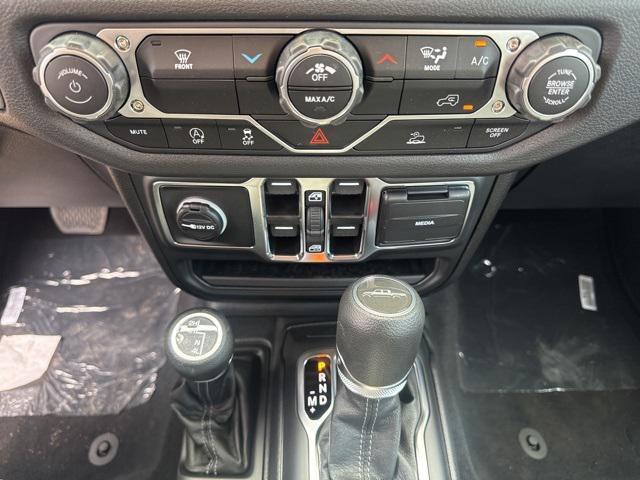 new 2025 Jeep Gladiator car, priced at $40,690