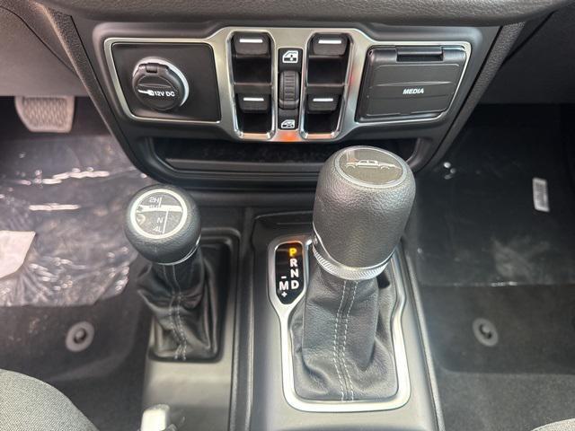 new 2025 Jeep Gladiator car, priced at $40,690