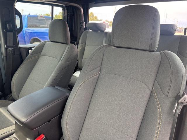 new 2025 Jeep Gladiator car, priced at $40,690