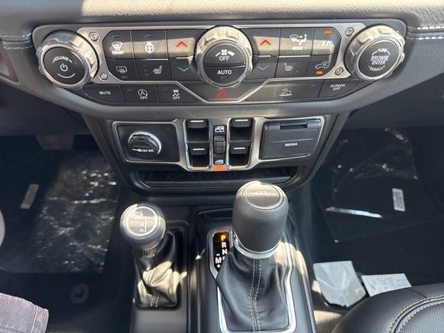 new 2025 Jeep Gladiator car, priced at $38,280