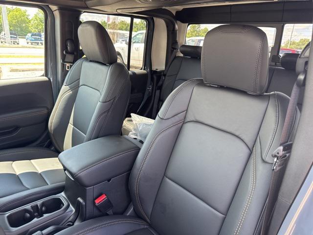new 2025 Jeep Gladiator car, priced at $38,280