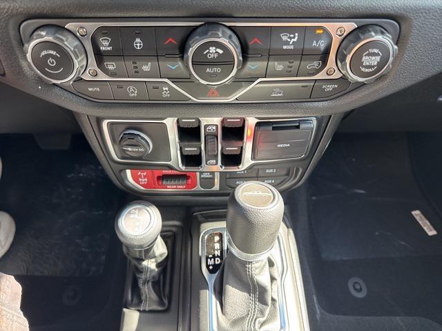 new 2025 Jeep Gladiator car, priced at $42,980