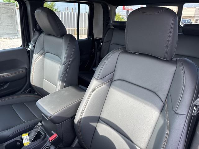 new 2025 Jeep Gladiator car, priced at $38,280