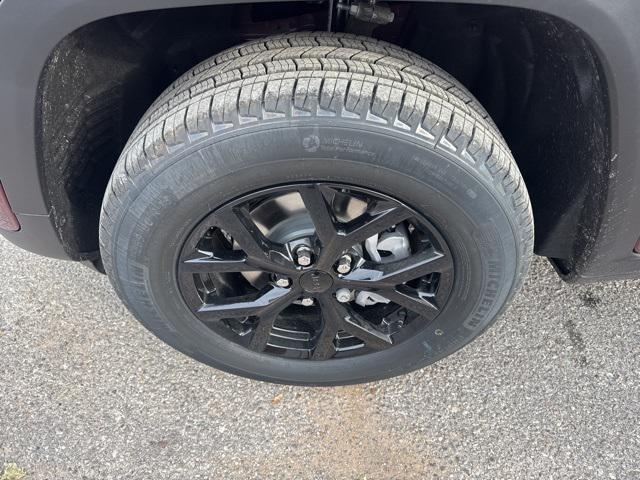 new 2025 Jeep Grand Cherokee car, priced at $33,730