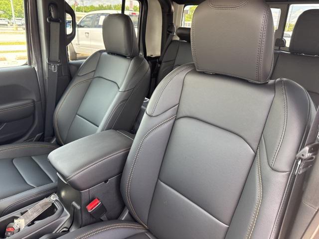 new 2025 Jeep Gladiator car, priced at $38,280