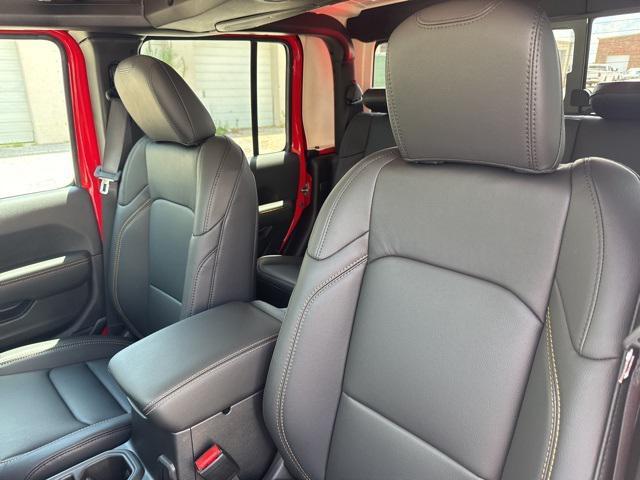 new 2025 Jeep Gladiator car, priced at $38,280