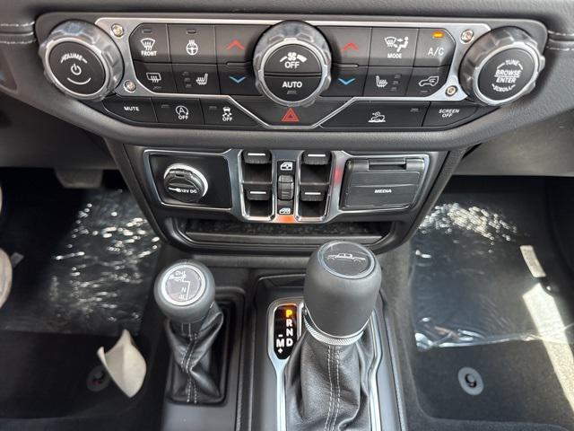new 2025 Jeep Gladiator car, priced at $38,280