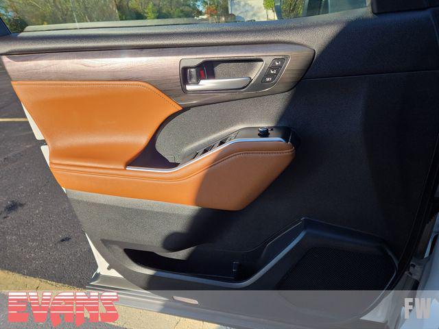 new 2026 Toyota Highlander Hybrid car, priced at $58,567