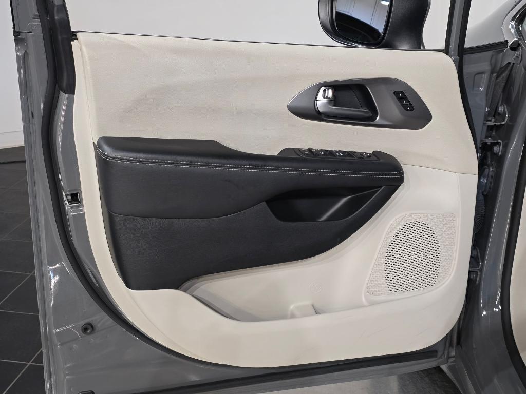 used 2023 Chrysler Pacifica car, priced at $23,182