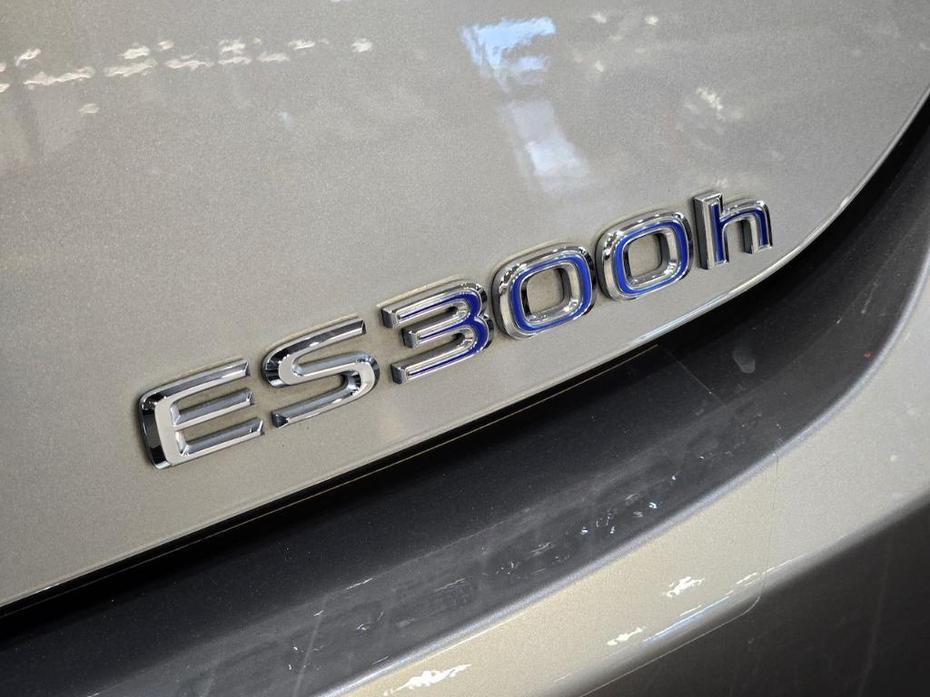 used 2019 Lexus ES 300h car, priced at $29,768