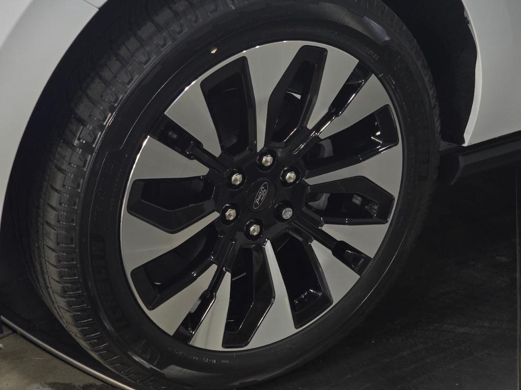 new 2025 Ford Expedition car, priced at $75,717