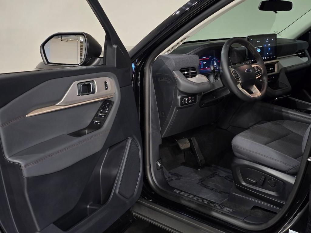 new 2025 Ford Explorer car, priced at $39,202