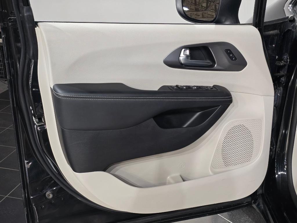 used 2023 Chrysler Pacifica car, priced at $23,914