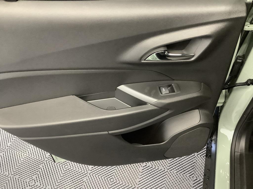 new 2025 Chevrolet Trax car