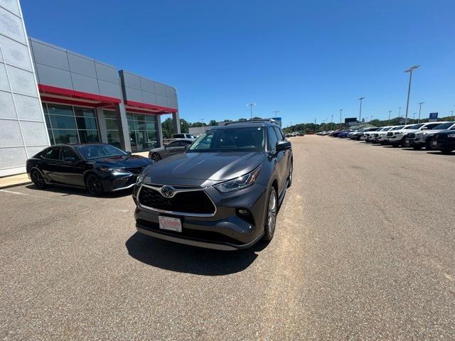 used 2021 Toyota Highlander Hybrid car, priced at $37,001