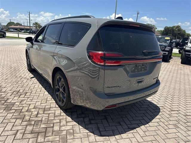 new 2025 Chrysler Pacifica car, priced at $47,362