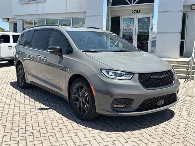 new 2025 Chrysler Pacifica car, priced at $47,377