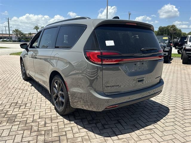new 2025 Chrysler Pacifica car, priced at $47,377