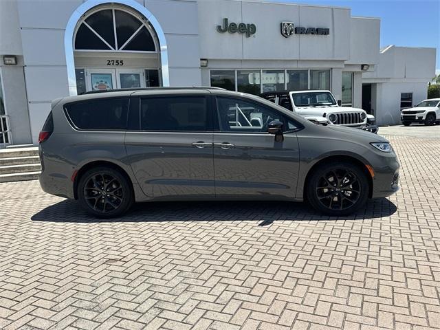 new 2025 Chrysler Pacifica car, priced at $47,377
