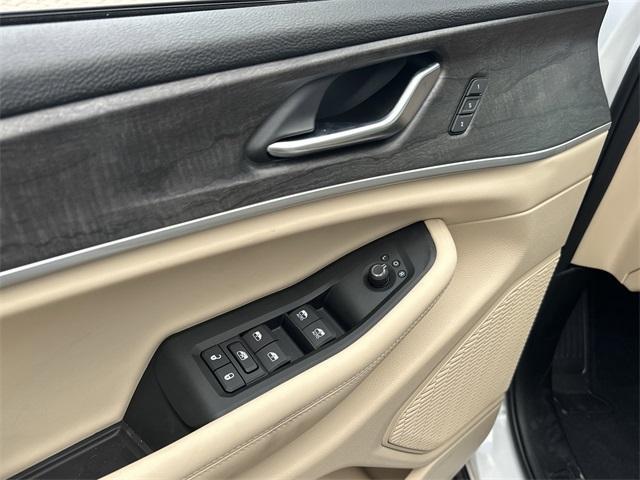 new 2025 Jeep Grand Cherokee car, priced at $42,301