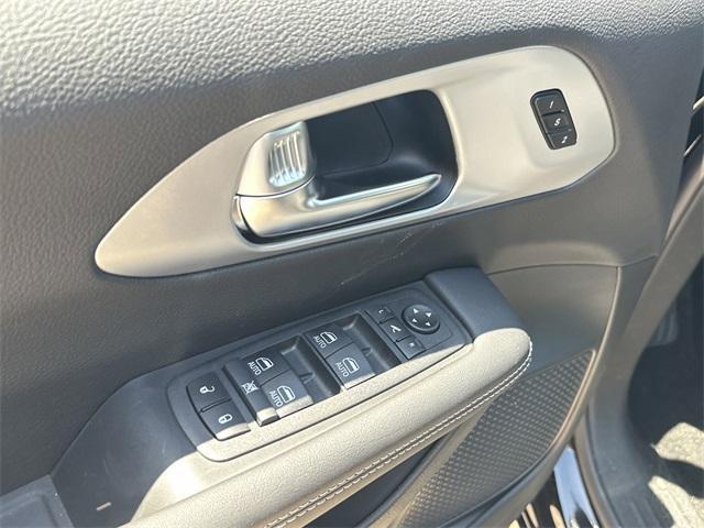 new 2025 Chrysler Pacifica car, priced at $44,197