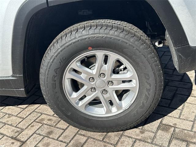 new 2025 Jeep Grand Cherokee car, priced at $33,820