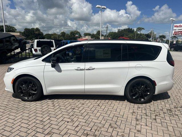 new 2024 Chrysler Pacifica car, priced at $41,697