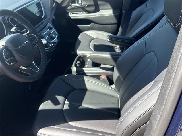 new 2025 Chrysler Pacifica car, priced at $41,674