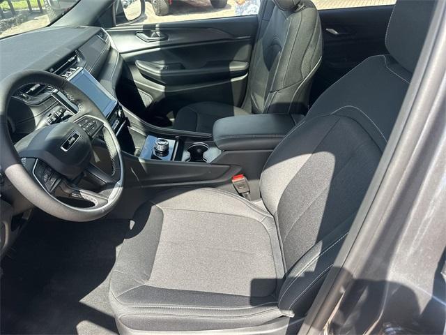 new 2025 Jeep Grand Cherokee car, priced at $34,657