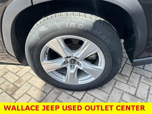 used 2022 Toyota Highlander car, priced at $28,500