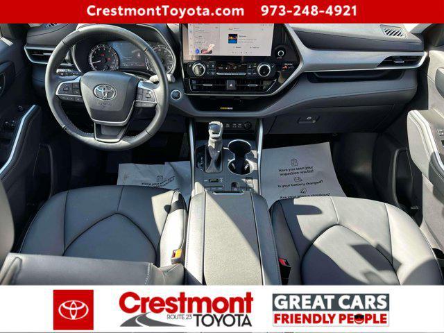 used 2025 Toyota Highlander car, priced at $43,988