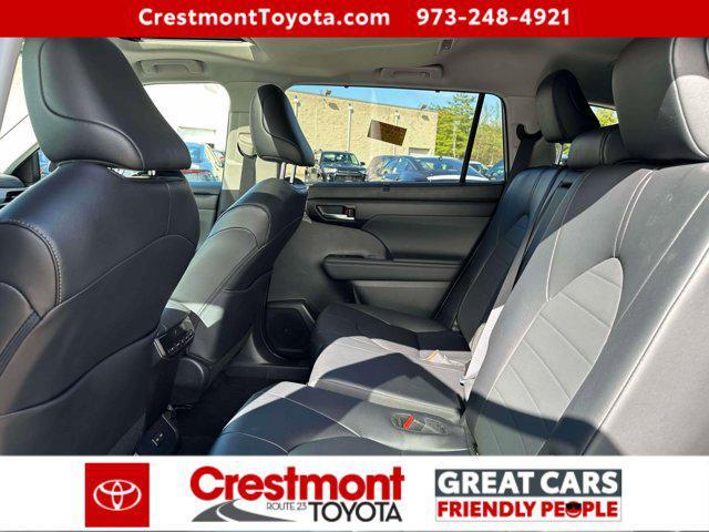 used 2025 Toyota Highlander car, priced at $43,988