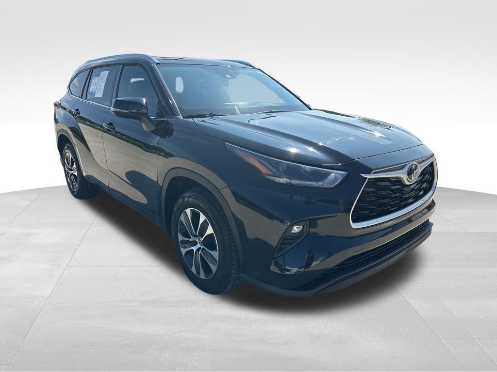 used 2021 Toyota Highlander car, priced at $31,200