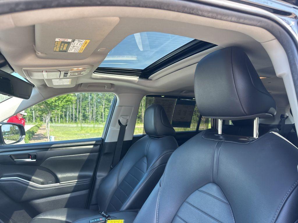 used 2021 Toyota Highlander car, priced at $31,200