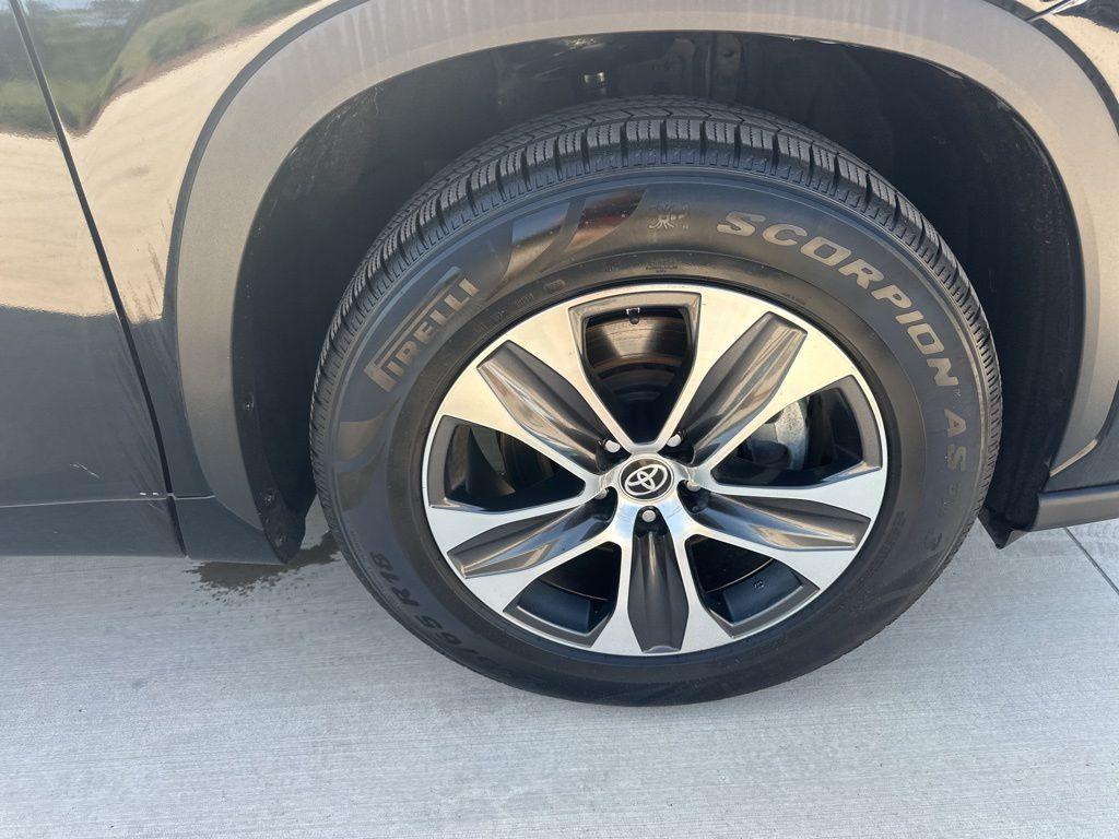 used 2021 Toyota Highlander car, priced at $31,200