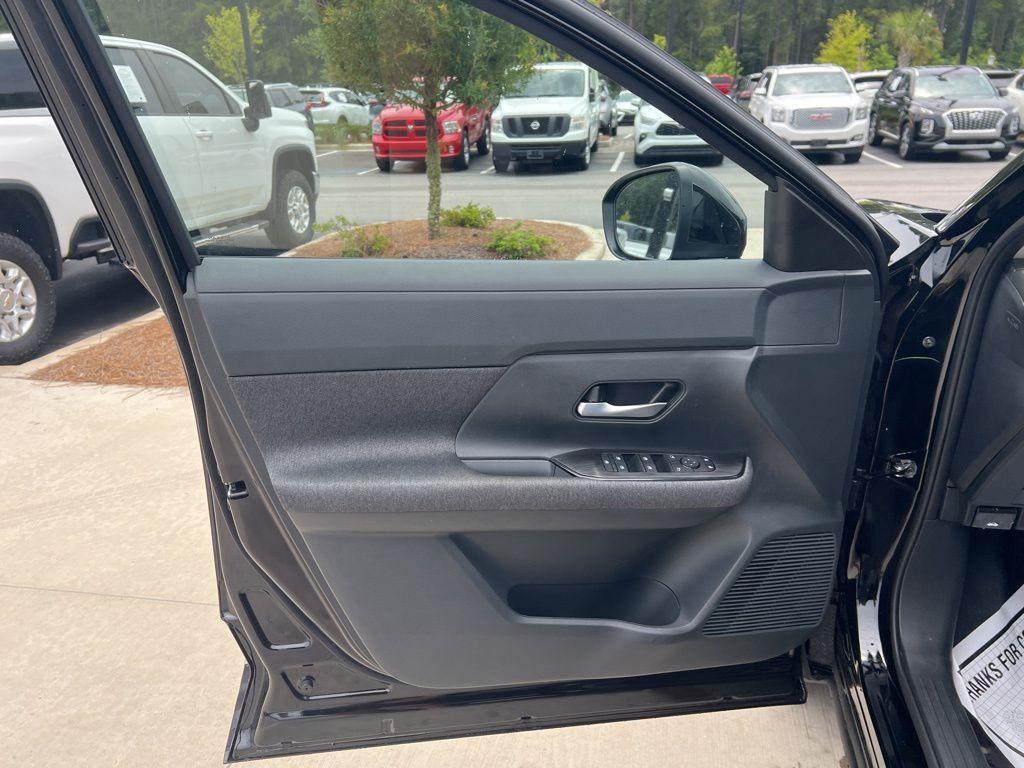 new 2025 Nissan Kicks car, priced at $25,004