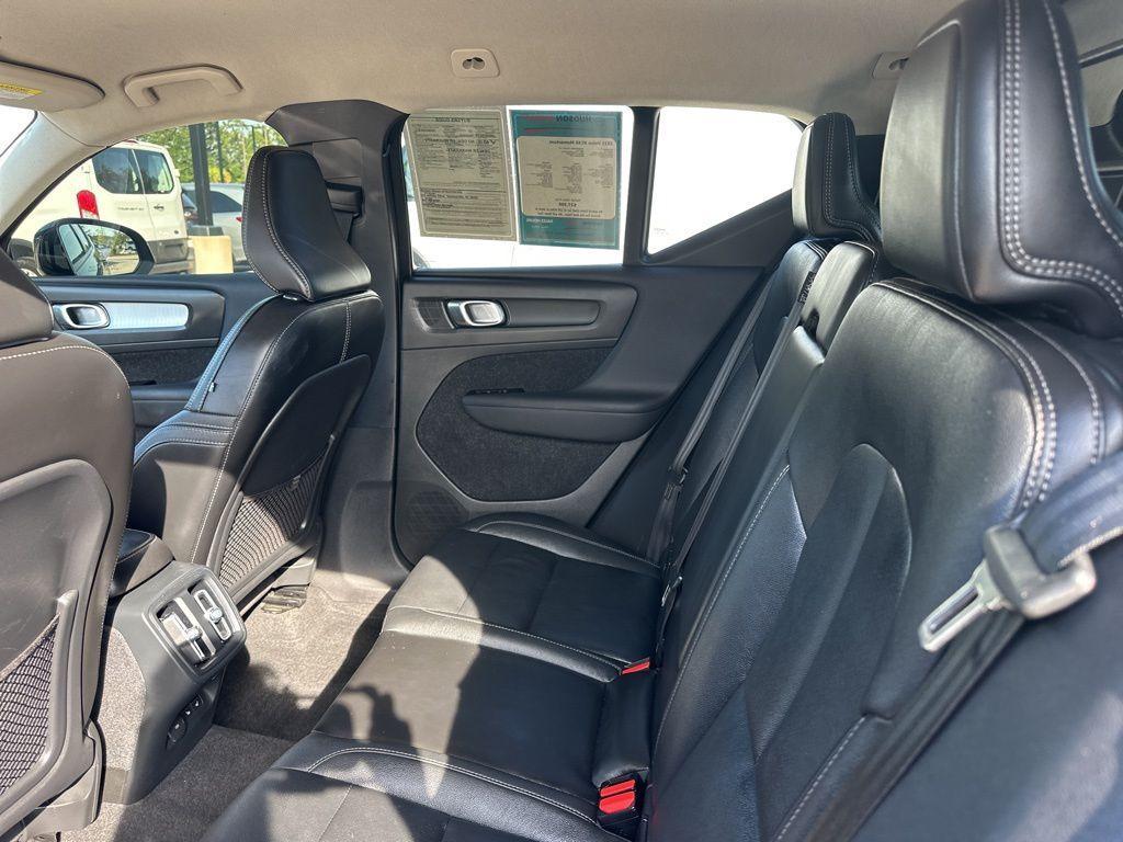 used 2021 Volvo XC40 car, priced at $25,400
