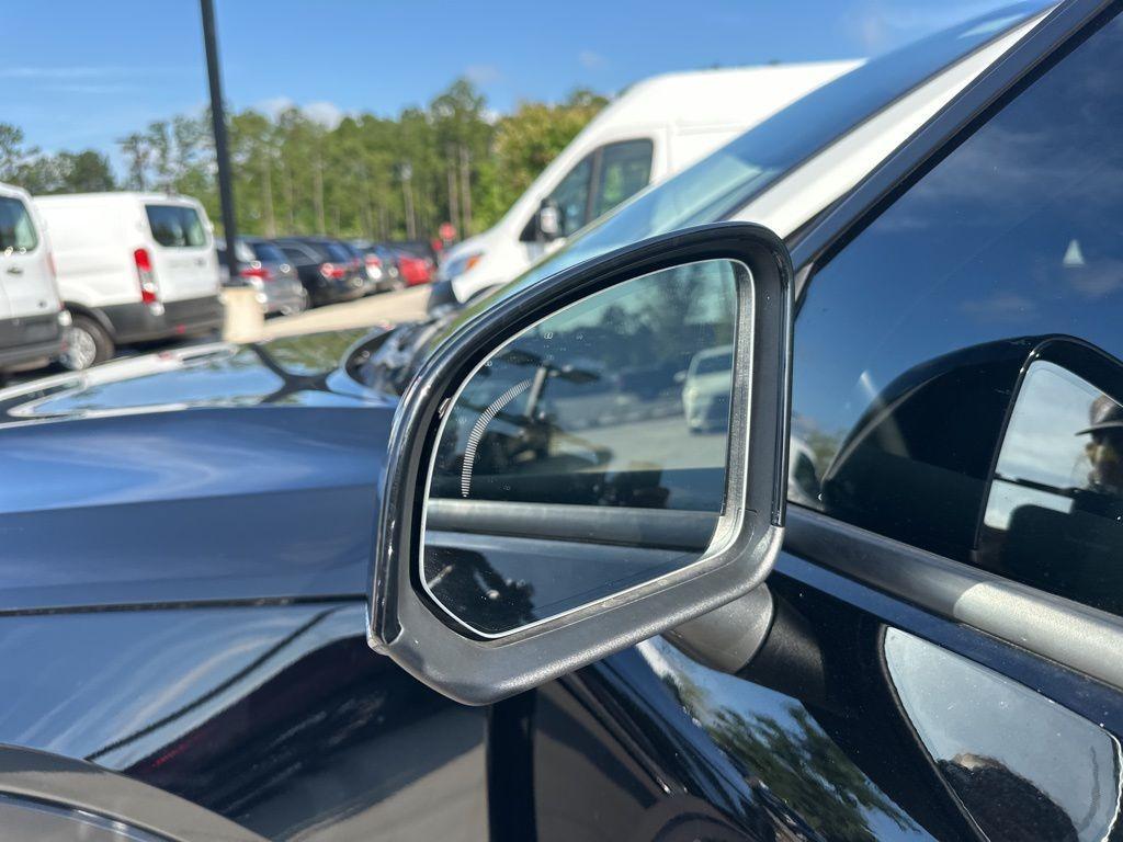 used 2021 Volvo XC40 car, priced at $25,400