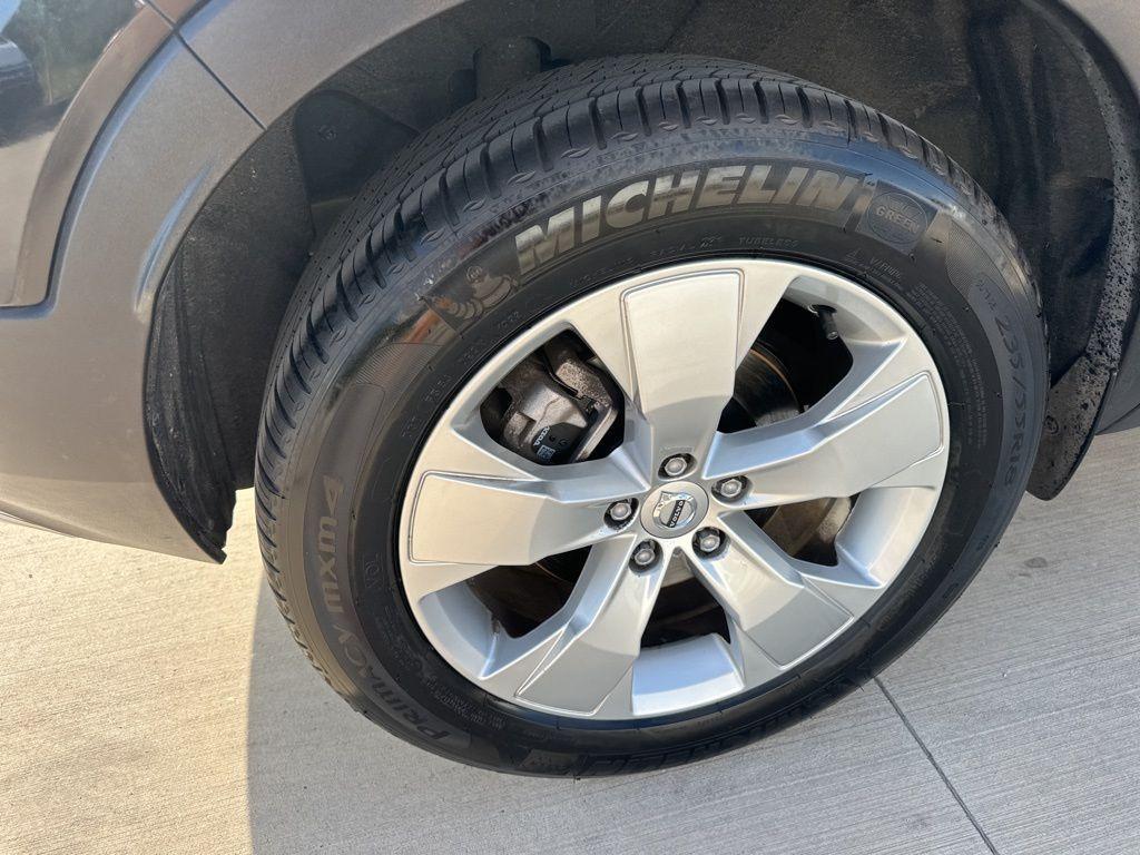 used 2021 Volvo XC40 car, priced at $25,400