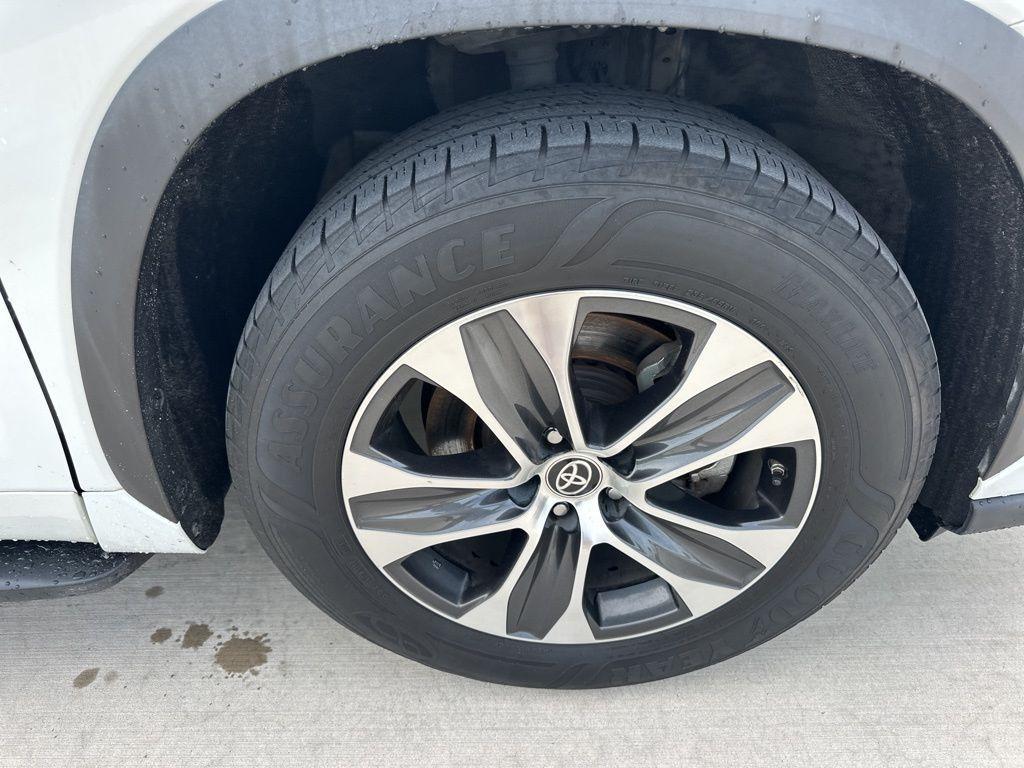 used 2022 Toyota Highlander car, priced at $24,900
