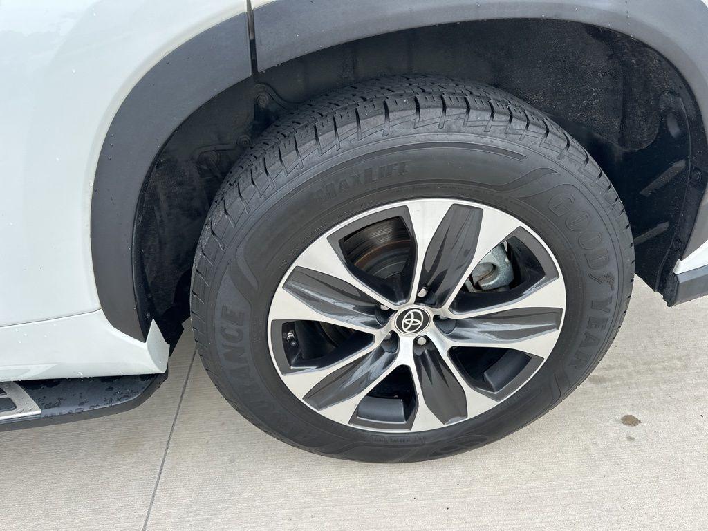 used 2022 Toyota Highlander car, priced at $24,900
