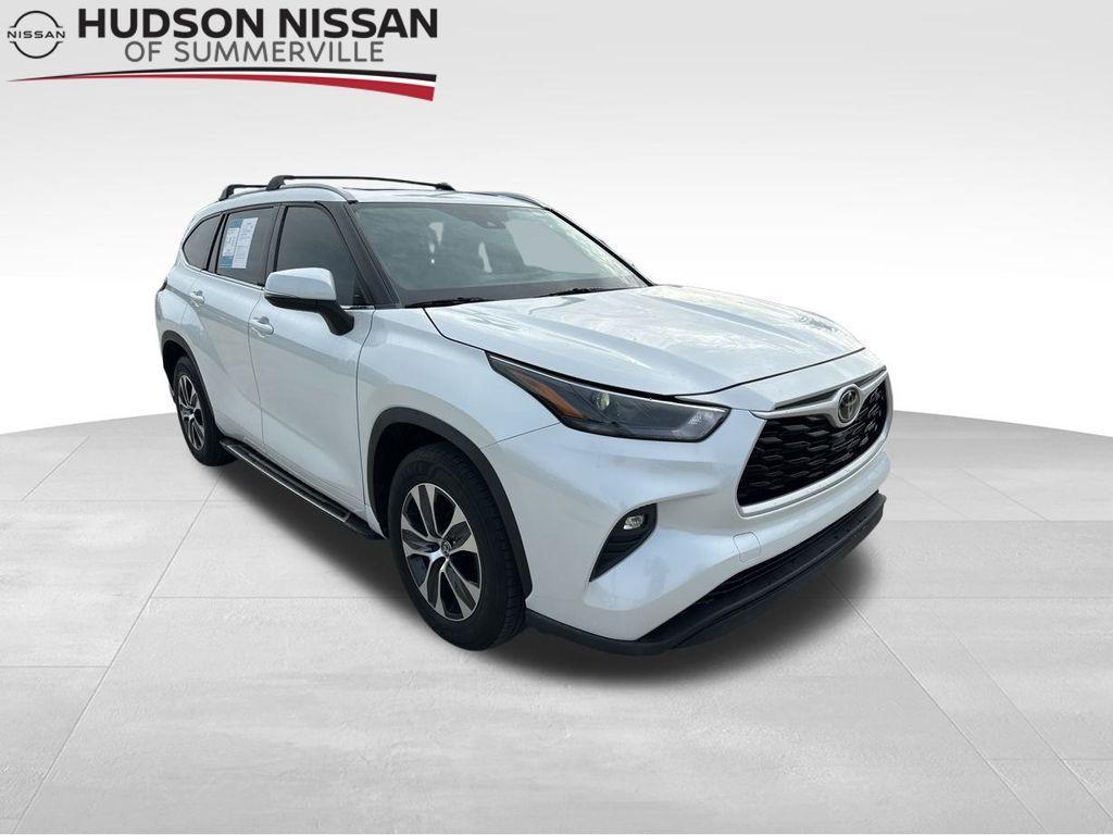 used 2022 Toyota Highlander car, priced at $29,200