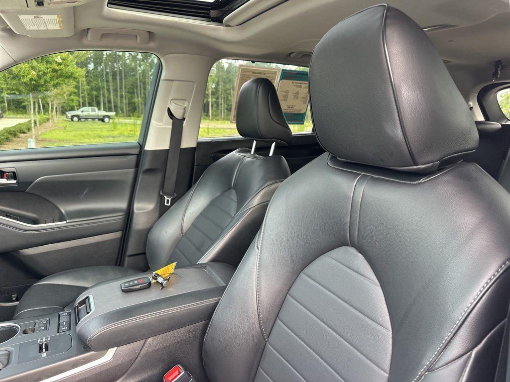 used 2022 Toyota Highlander car, priced at $24,900