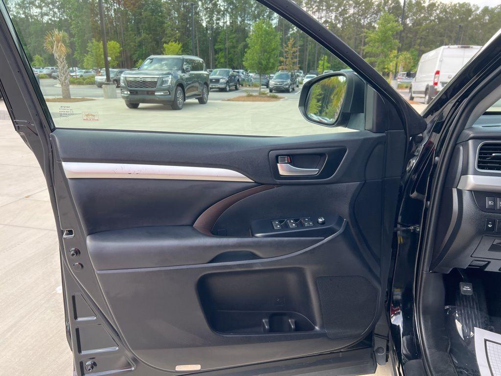 used 2019 Toyota Highlander car, priced at $27,682