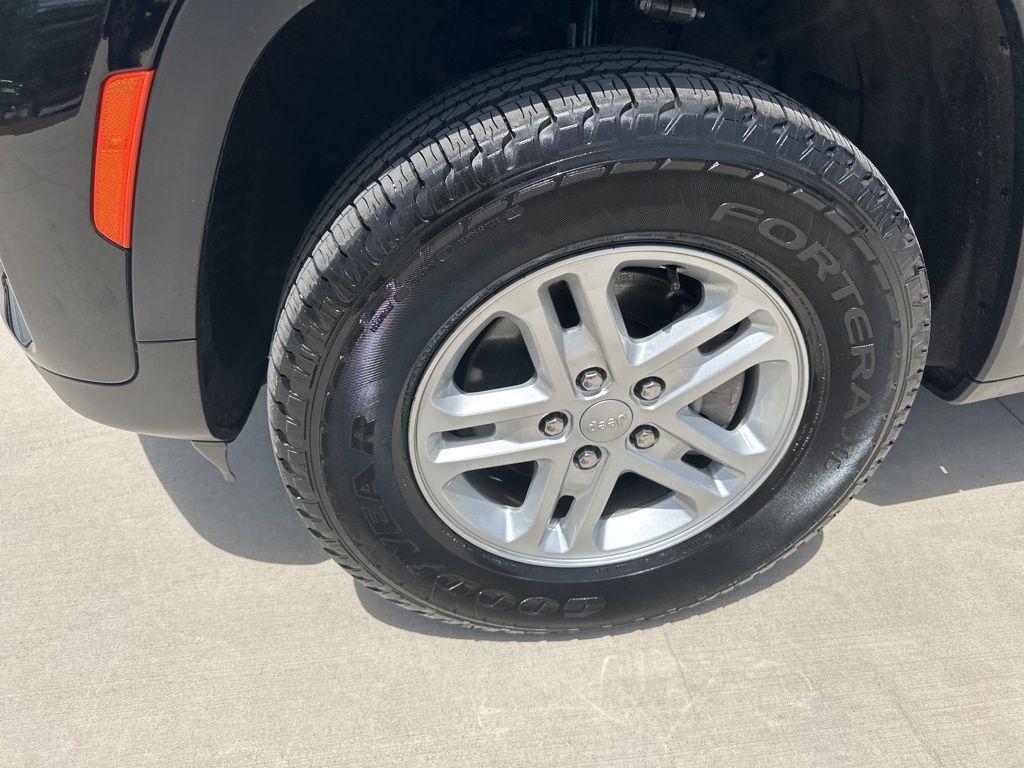 used 2023 Jeep Grand Cherokee car, priced at $29,400