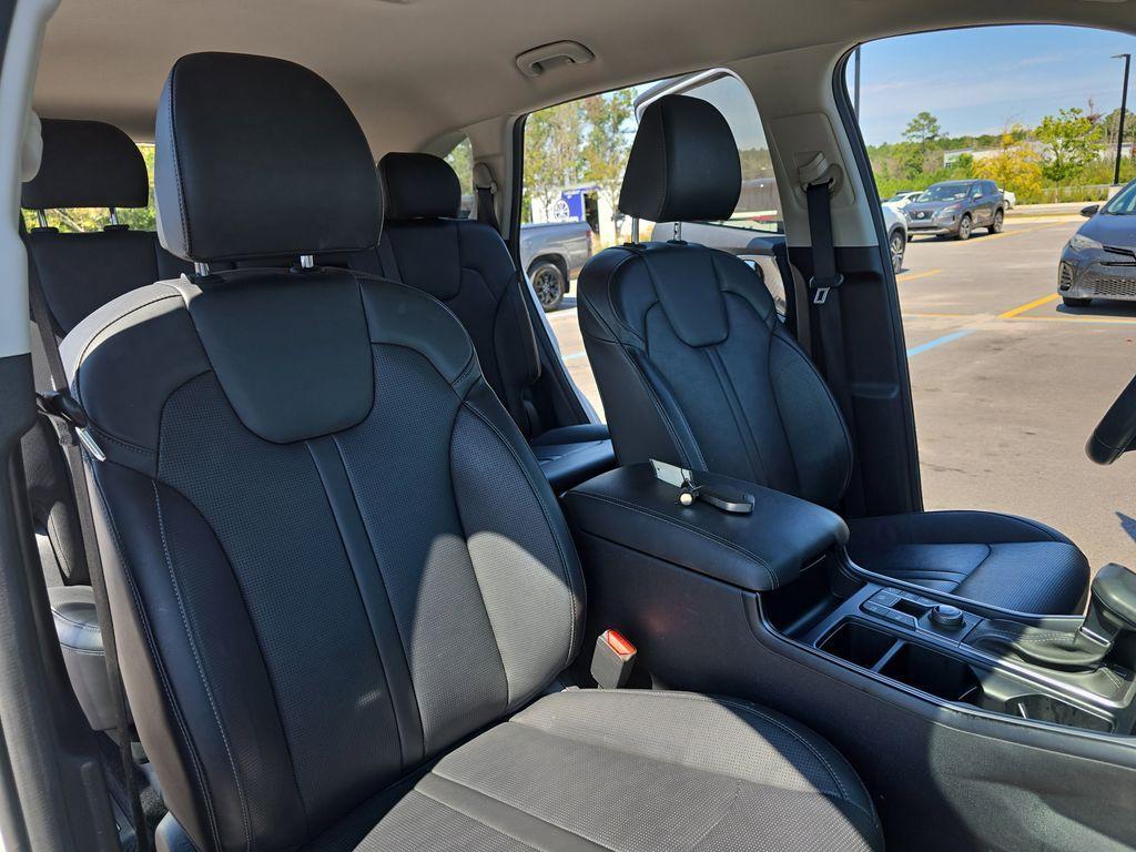 used 2024 Kia Sorento car, priced at $28,200